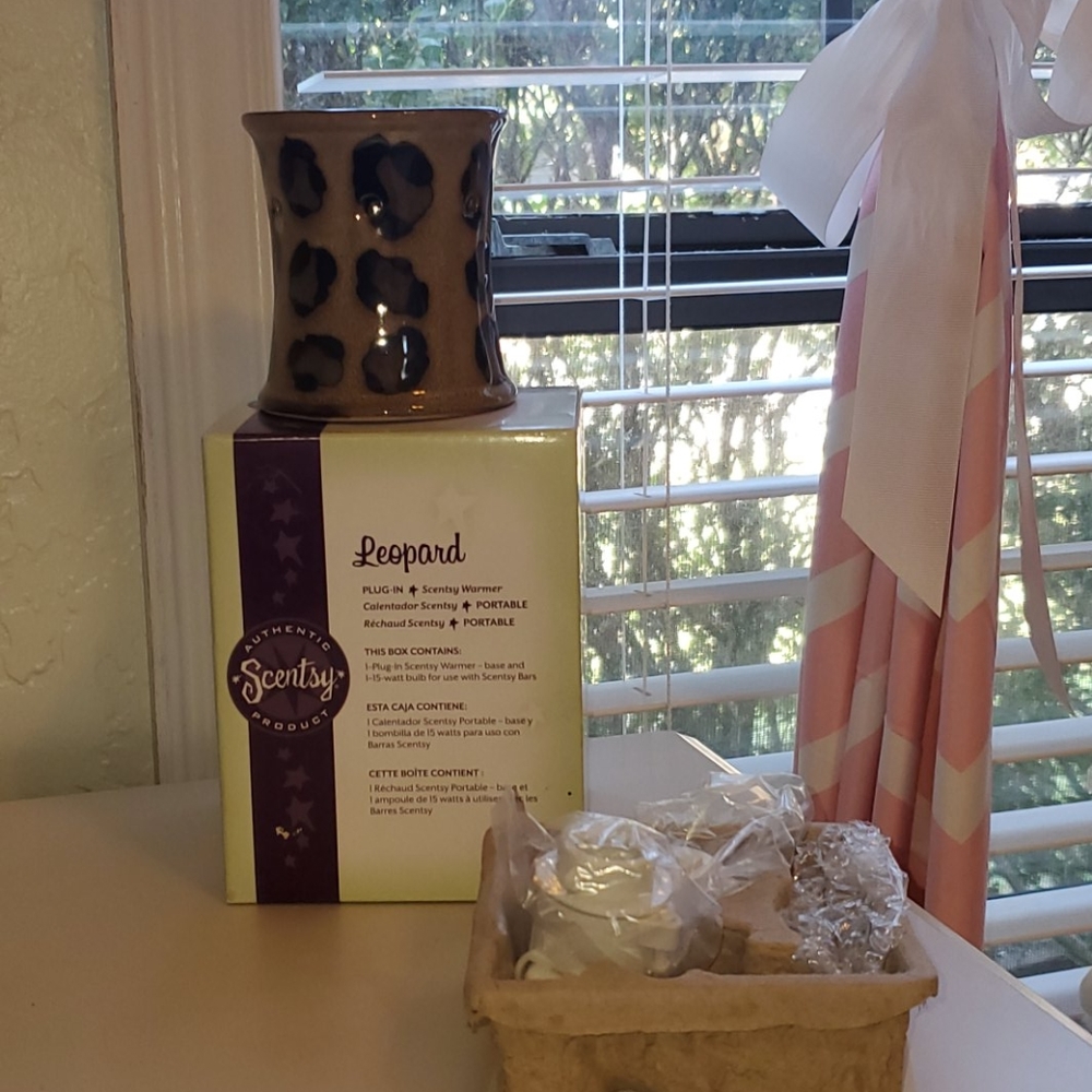 NIB Scentsy Leopard Plug-in Warmer